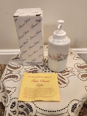 Princess House Porcelain Lotion Dispenser #715 - White w/ Floral Accent NEW